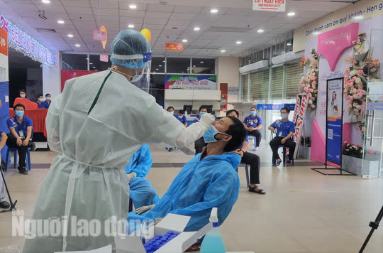 Shipper ở Đà Nẵng mặc đồ bảo hộ đi giao hàng trong ngày đầu hoạt động trở lại - Ảnh 1.