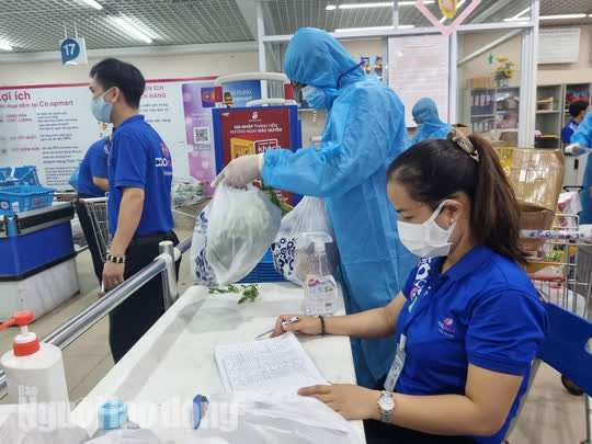 Shipper ở Đà Nẵng mặc đồ bảo hộ đi giao hàng trong ngày đầu hoạt động trở lại - Ảnh 3.