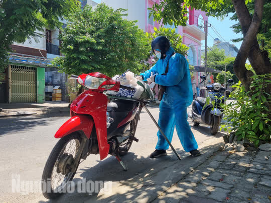 Shipper ở Đà Nẵng mặc đồ bảo hộ đi giao hàng trong ngày đầu hoạt động trở lại - Ảnh 7.