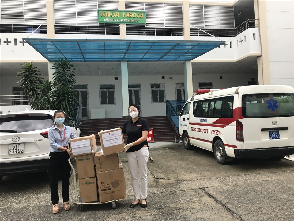 Đại diện Quỹ Xã hội Từ thiện Tấm Lòng vàng Lao Động (phải) trao tặng đồ bảo hộ y tế cho Y, Bác sĩ Bệnh viện Thu dung Điều trị Covid-19 số 12.